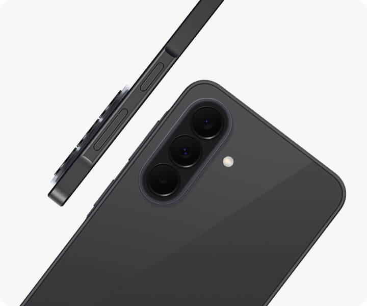 Galaxy A37 5G кольору темно-синій видно ззаду під кутом, що підкреслює виступ, на якому розташована потрійна камера. Інший Galaxy A37 5G кольору вугільний демонструється збоку; у цьому ракурсі підкреслюється витончений дизайн.