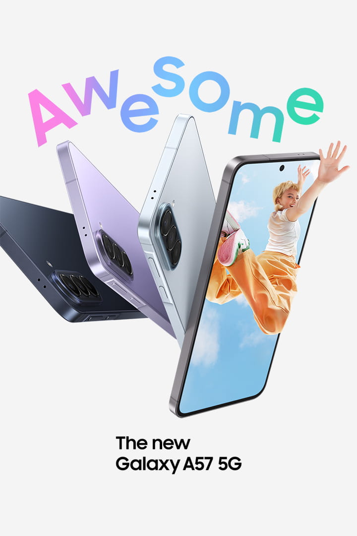 Galaxy A57 5G кольору сапфіровий синій, бузковий та крижаний блакитний зображено збоку та ззаду, що підкреслює витончений дизайн і систему потрійної камери на задній панелі. Galaxy A57 5G кольору сірий повернутий трохи праворуч, а на екрані видно мальовниче зображення молодої жінки, яка стрибає в повітря, простягнувши руку вперед, за межі екрана телефона. Крутий. Новий Galaxy A57 5G.