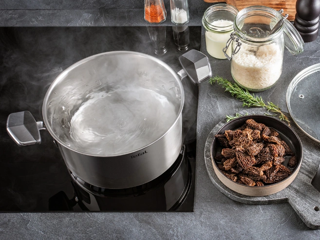 Кастрюля Tefal на плите с ингредиентами