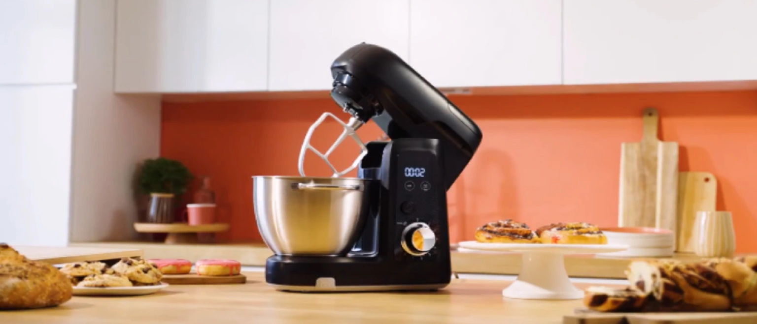 Кухонная машина Tefal Bake Partner+ QB5458F0 на кухонной столешнице с выпечкой