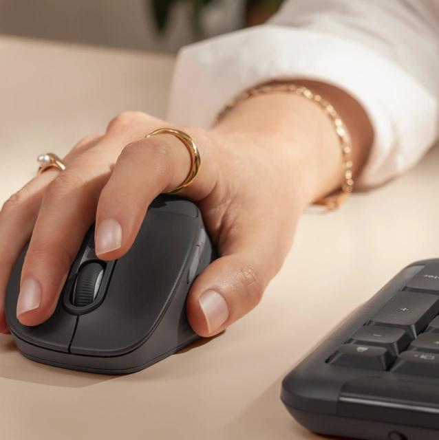 Колёсико SmartWheel мыши Logitech M850 L под рукой