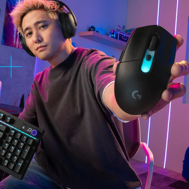 Киберспортсмен держит игровую мышь Logitech G305 X Superlight