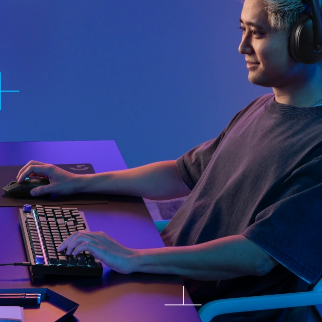 Геймер за столом играет с мышью Logitech G305 X Superlight