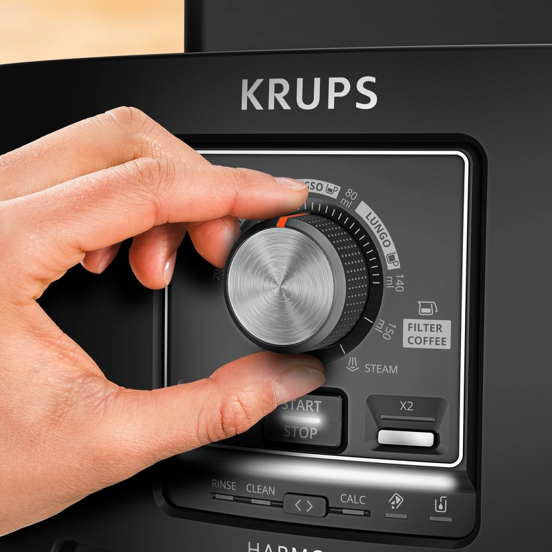Рука поворачивает регулятор кофемашины Krups