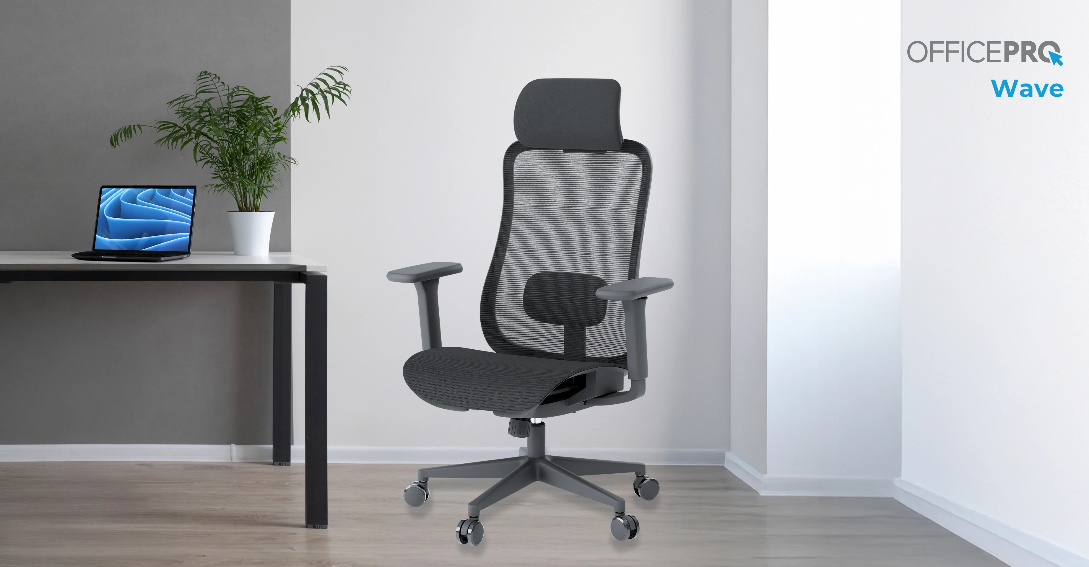 Ергономічне крісло OfficePro OC670 у інтерʼєрі кабінету