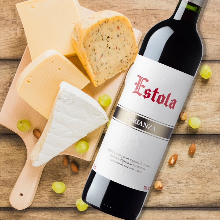 Бутылка Estola Crianza с сырной тарелкой, виноградом и орехами
