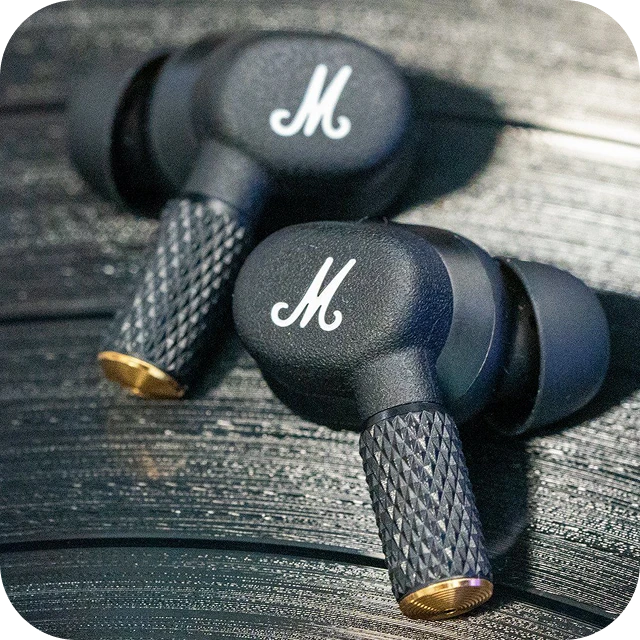 Черный матовый зарядный кейс и наушники Marshall Motif II ANC с фирменной текстурой под кожу