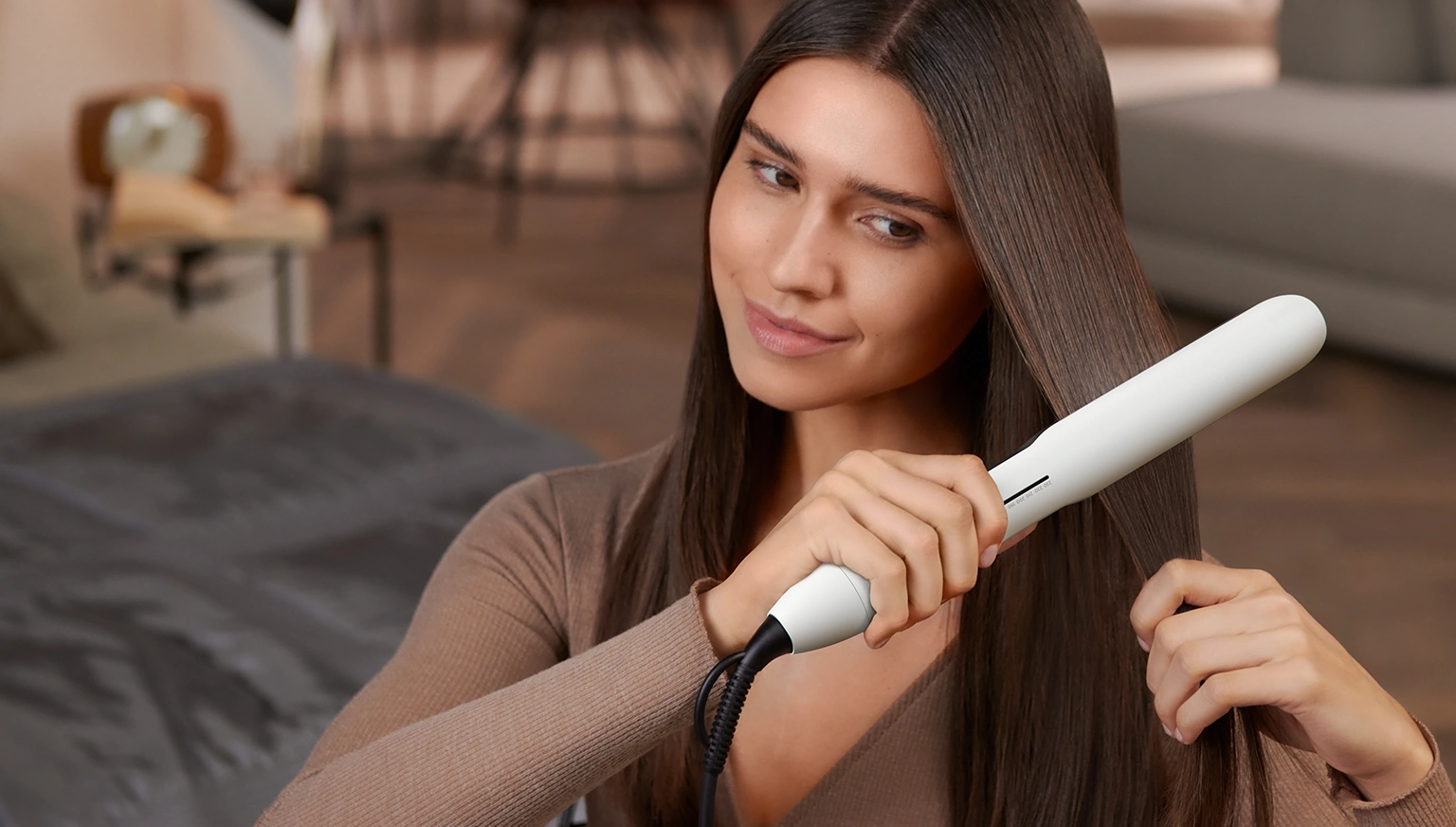 Дівчина випрямляє волосся стайлером Philips BHS515/00