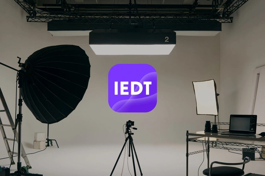 Изображение студии; поверх размещён логотип сервиса Imaging Edge Desktop