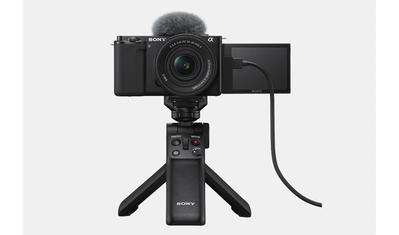 Зображення камери ZV-E10, що заряджається за допомогою кабелю USB-C