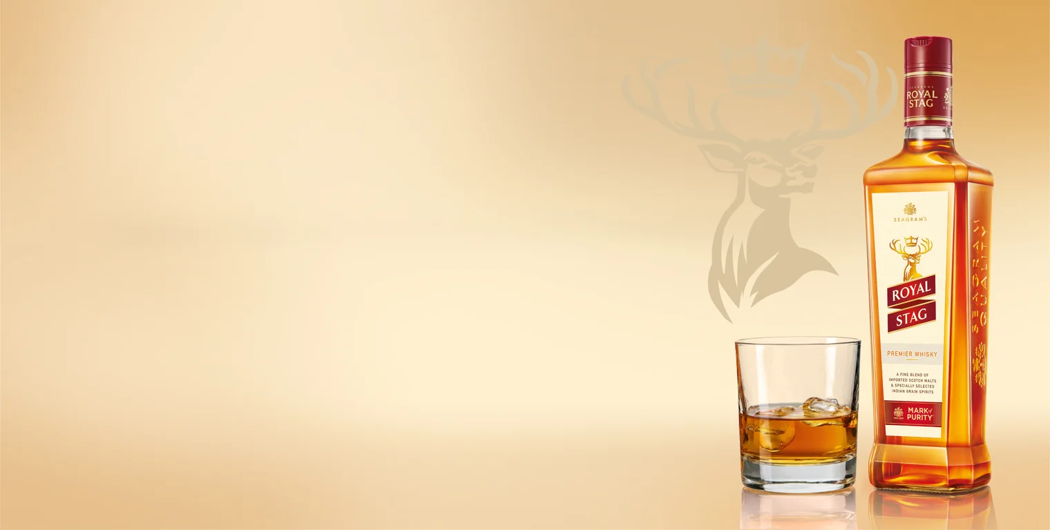 Бутылка Royal Stag со стаканом виски