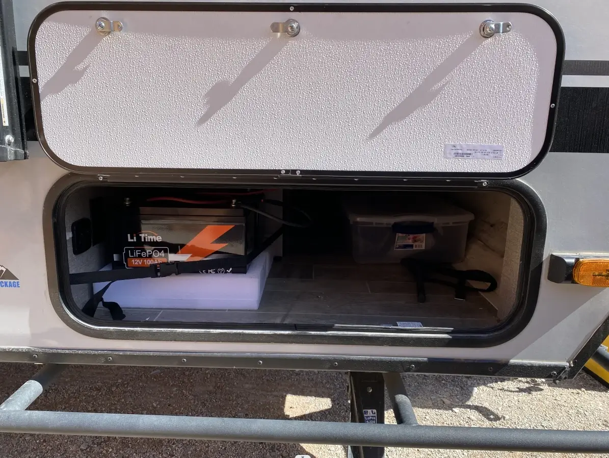 Портативне джерело живлення LiTime 12V 100Ah LiFePO4 для кемпінгу та подорожей