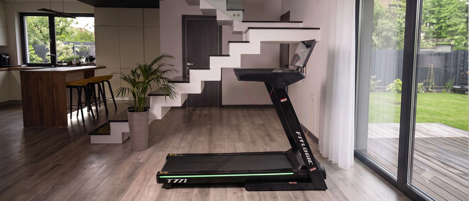 Беговая дорожка FitLogic T771 у панорамного окна