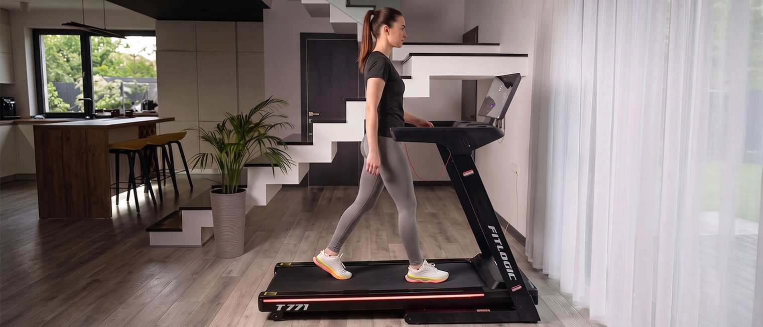 Беговая дорожка FitLogic T771 в домашнем интерьере