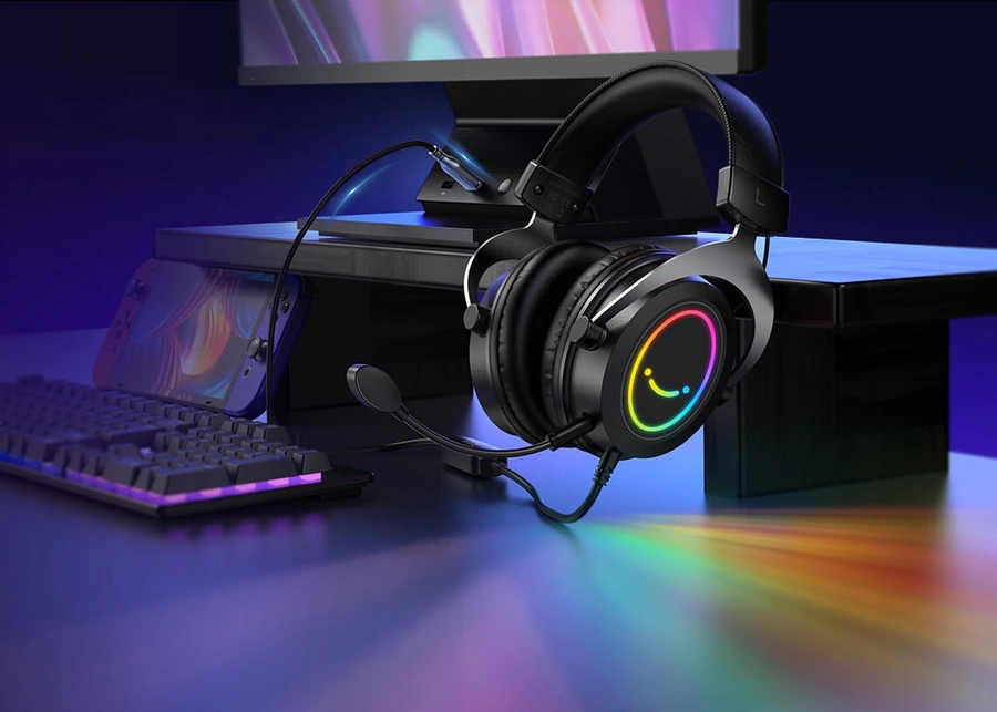 RGB-подсветка наушников FIFINE H3 на игровом столе