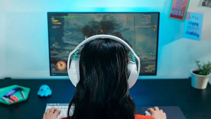 Геймерка за ігровим сетапом у гарнітурі Logitech G321 LIGHTSPEED