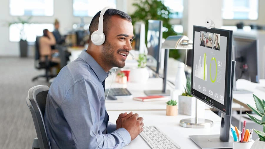 Мужчина в гарнитуре Logitech H390 на видеовстрече