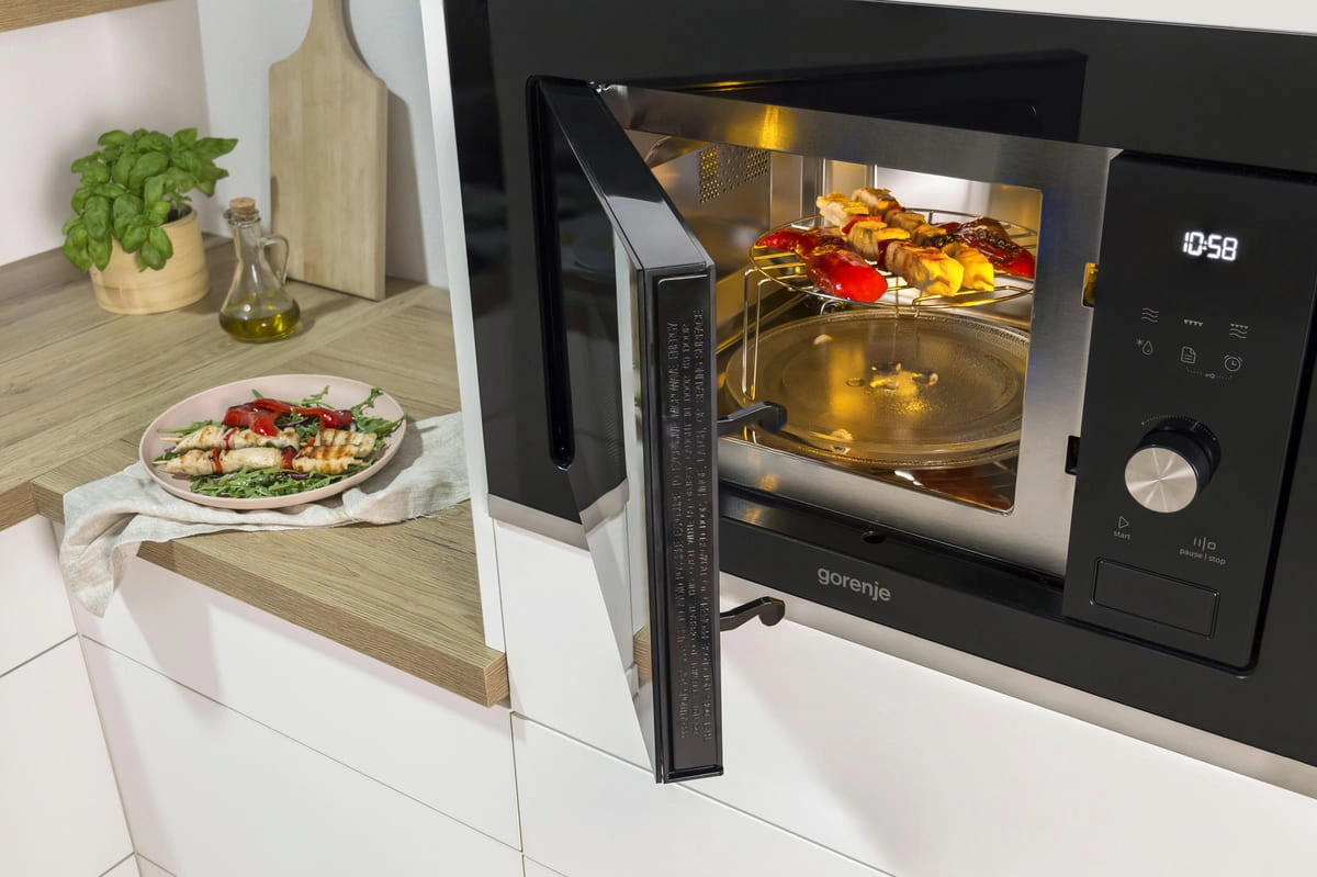 Приготовление блюда на гриле в микроволновой печи Gorenje