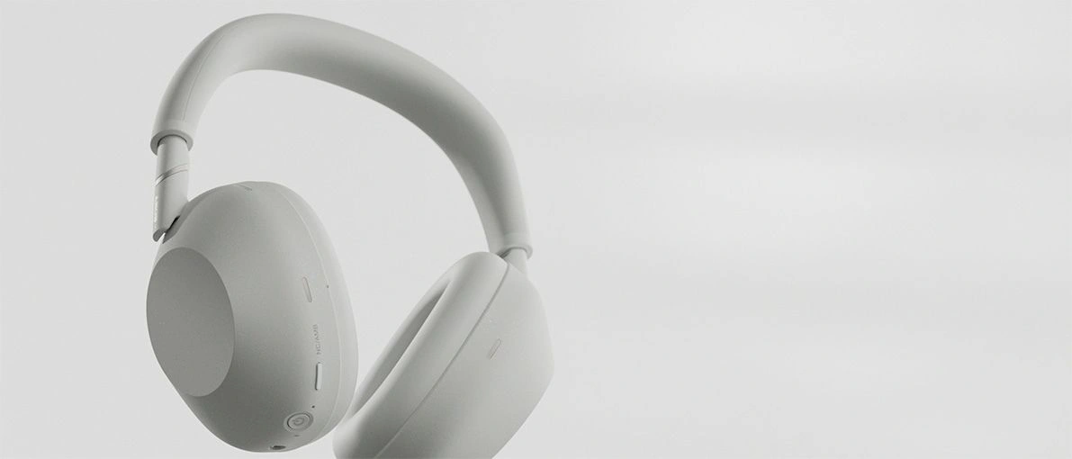 Крупный план наушников Sony WH-1000XM6 серебристого цвета с мягким оголовьем
