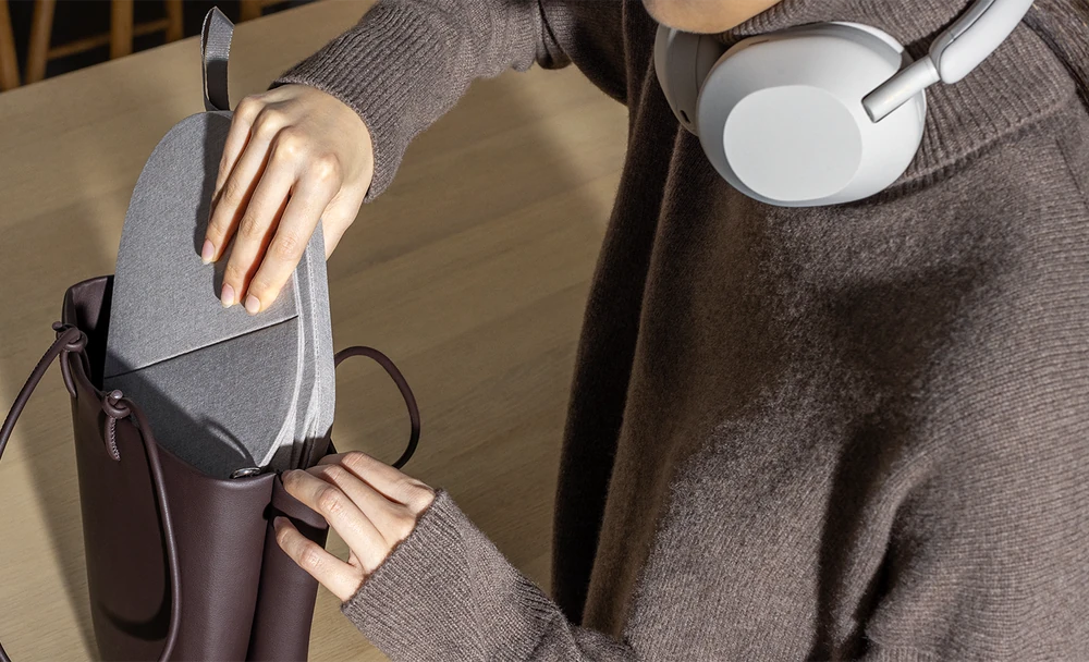 Складной футляр наушников Sony WH-1000XM5 в сумке