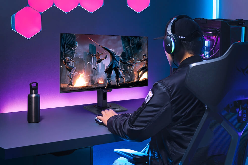 Геймер играет на игровом сетапе с монитором и компьютером