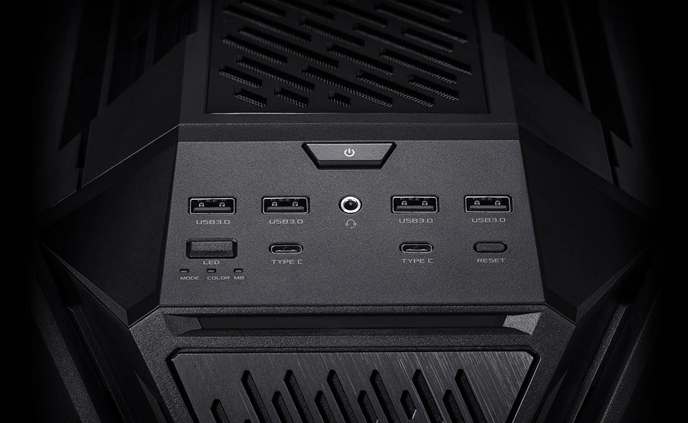 Крупный план передней панели ROG Hyperion GR701 с двумя портами USB Type-C