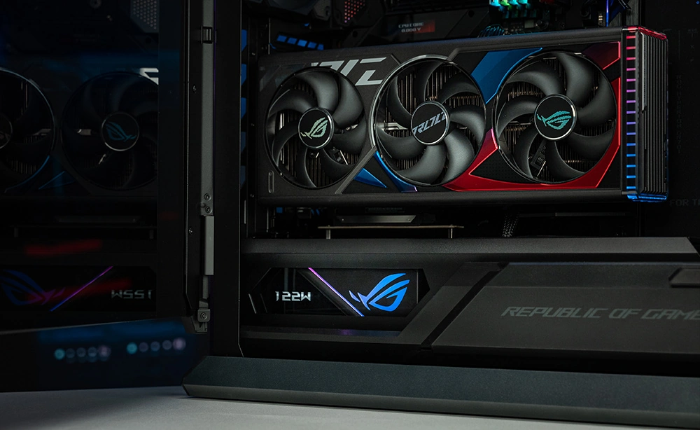 Крупний план відкритої частини кожуха блока живлення ROG Hyperion GR701 BTF Edition з блоком живлення ROG Thor
