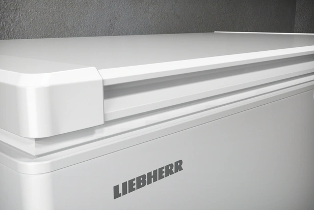 Крышка и уплотнитель морозильного ларя Liebherr CFe 2500 Pure крупным планом