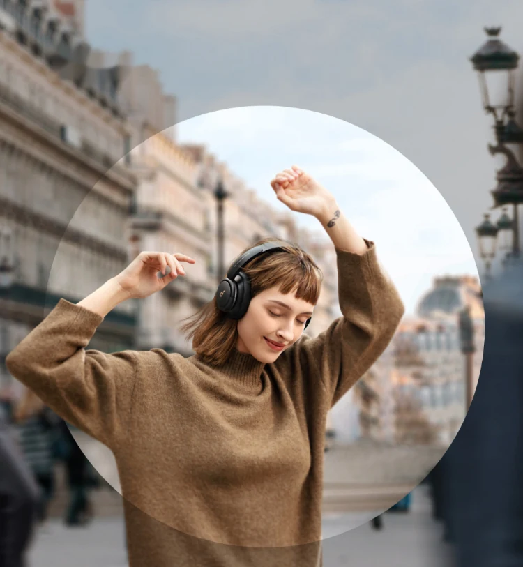 Дівчина в навушниках Anker Soundcore Life Q30 на міській вулиці