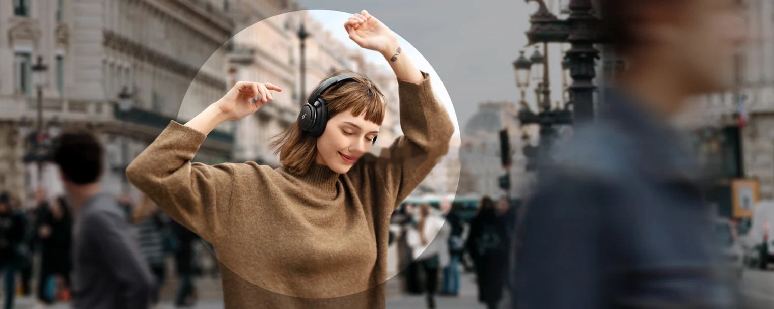 Дівчина в навушниках Anker Soundcore Life Q30 на міській вулиці