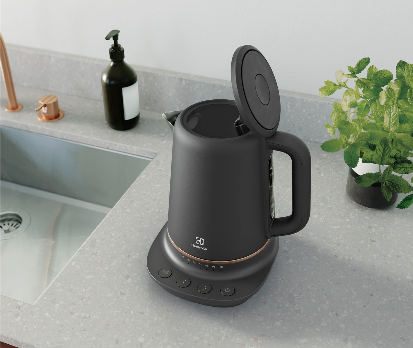 Чайник Electrolux E7K1-6BP с открытой крышкой возле кухонной мойки