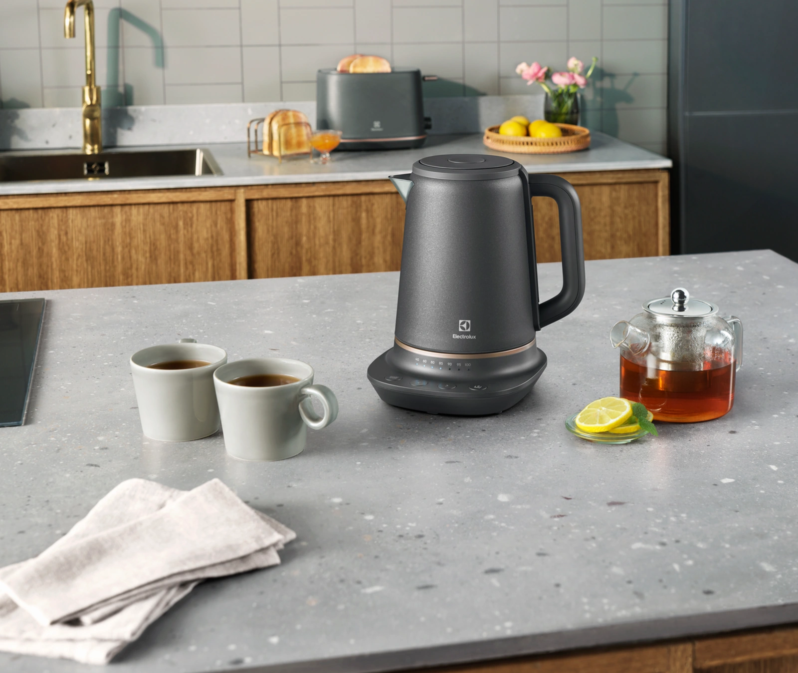 Чайник Electrolux Explore 7 с чашками и чайником в современном кухонном интерьере