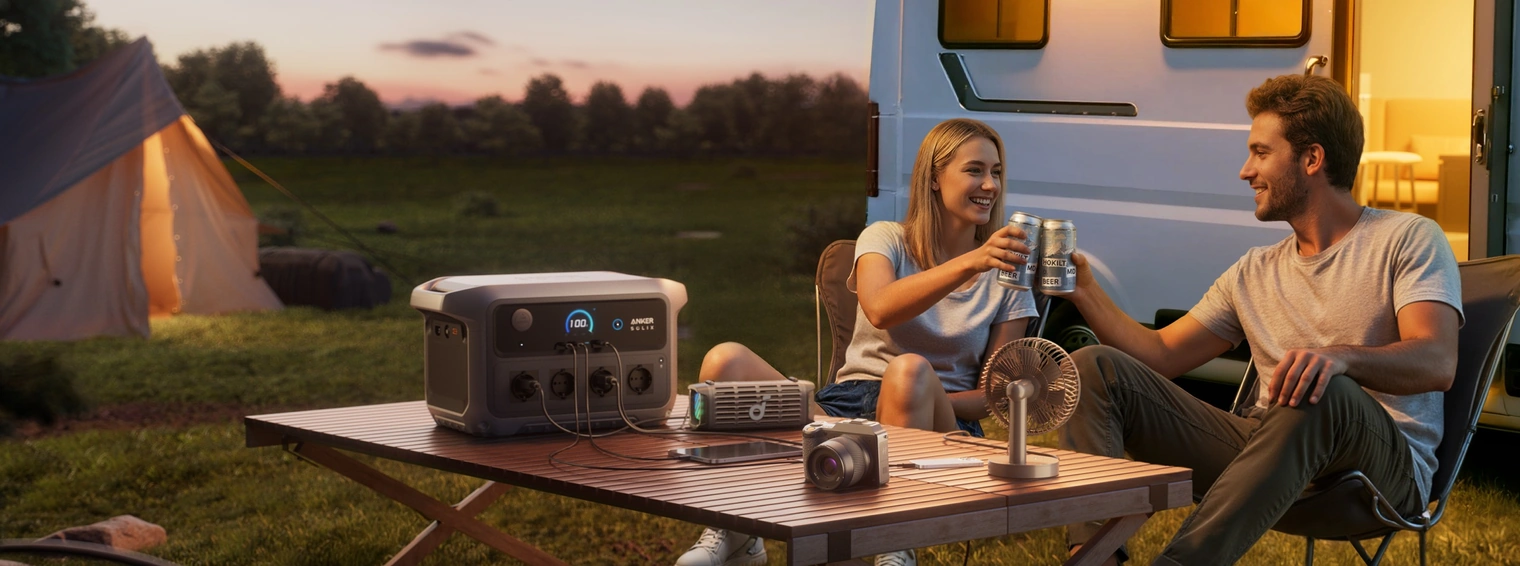Зарядная станция Anker SOLIX C2000 Gen 2 питает технику в кемпинге возле автодома