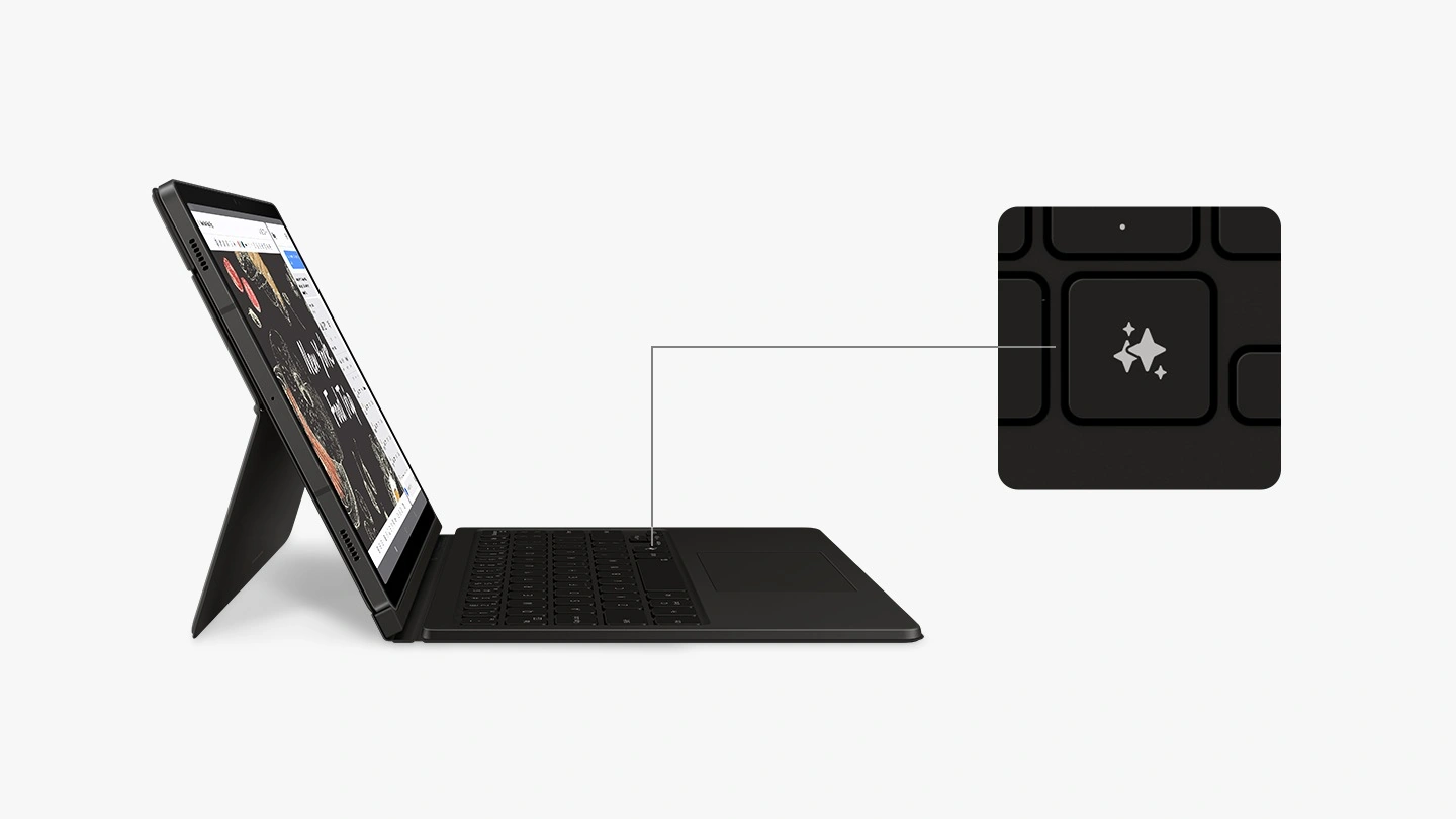 Пристрій Galaxy Tab S9 зі встановленою обкладинкою-клавіатурою Book Cover Keyboard нахилений вправо, на екрані відображається функція Note Assist. Екран розділений, і з одного боку відображено розмову з Bixby. Збільшене зображення клавіші Galaxy AI на клавіатурі, де показано її розташування.