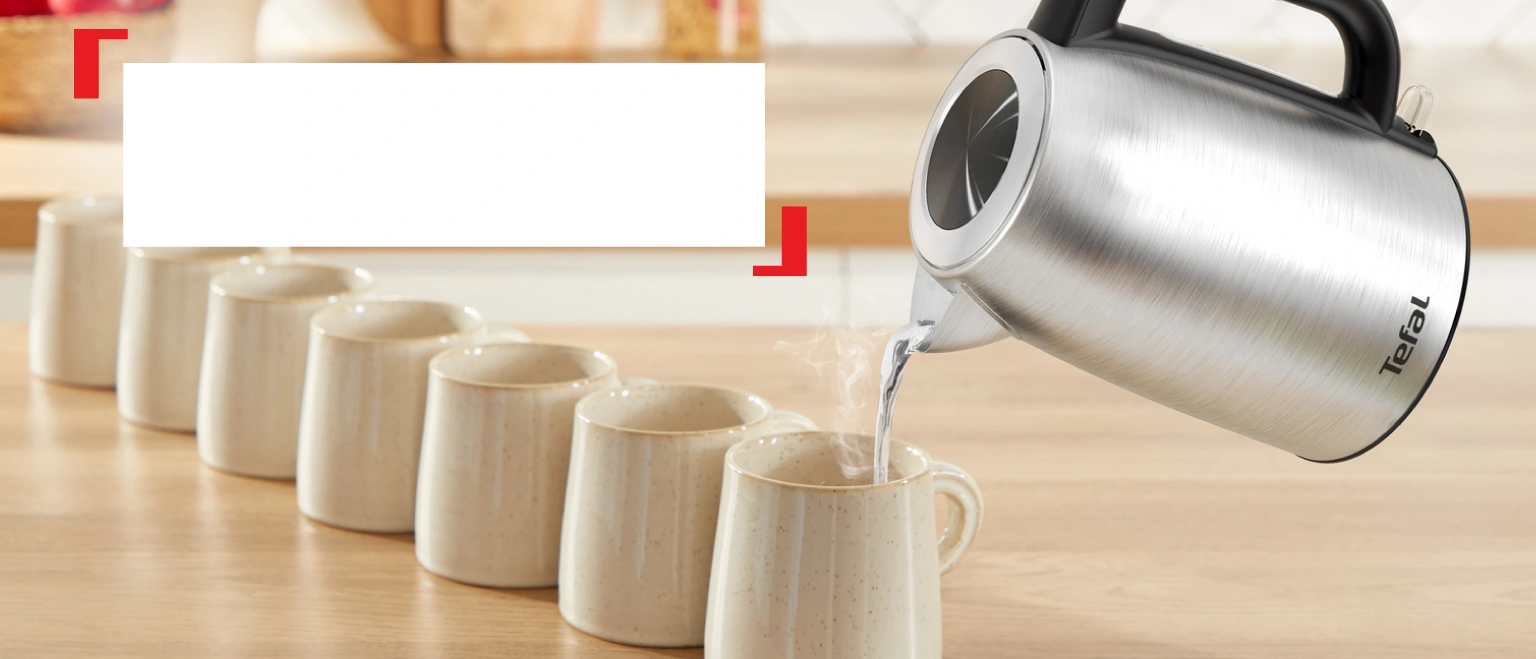 Чайник Tefal KI1R0DE0 наливает воду в чашки — объём 1,7 литра