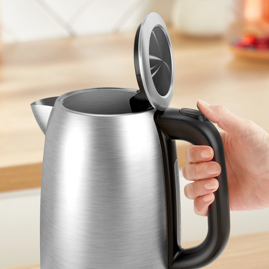 Рука одной ладонью открывает крышку электрочайника Tefal KI1R0DE0