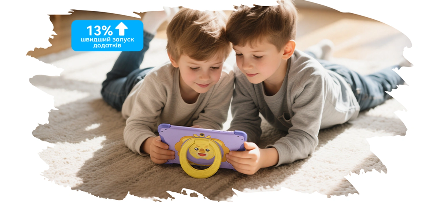 Двое детей играют на планшете LINK 1 Mini Kids