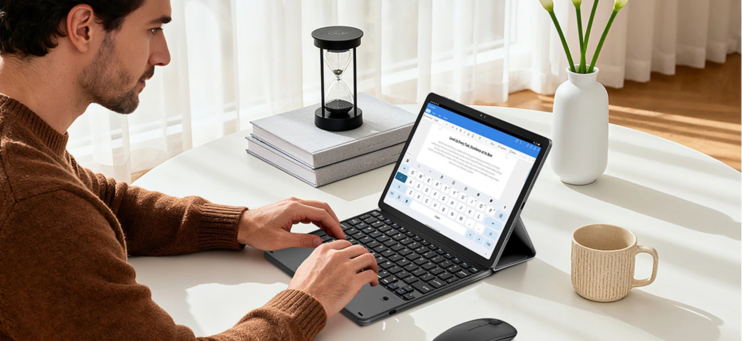 Мужчина работает за планшетом ZENO 10 с клавиатурой в режиме PC Mode 2.0
