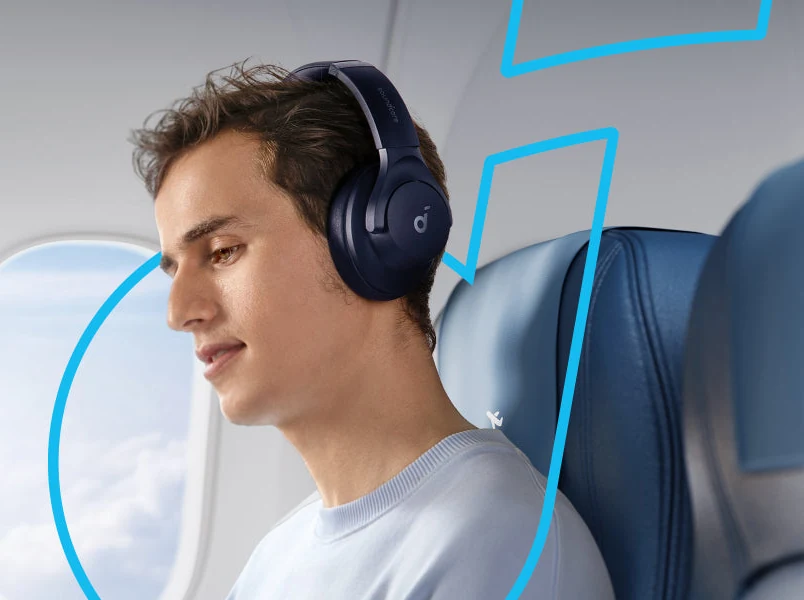 Наушники Anker soundcore Q20i у пассажира самолёта