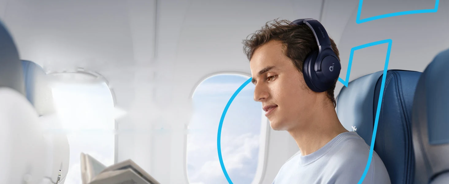 Наушники Anker soundcore Q20i у пассажира самолёта