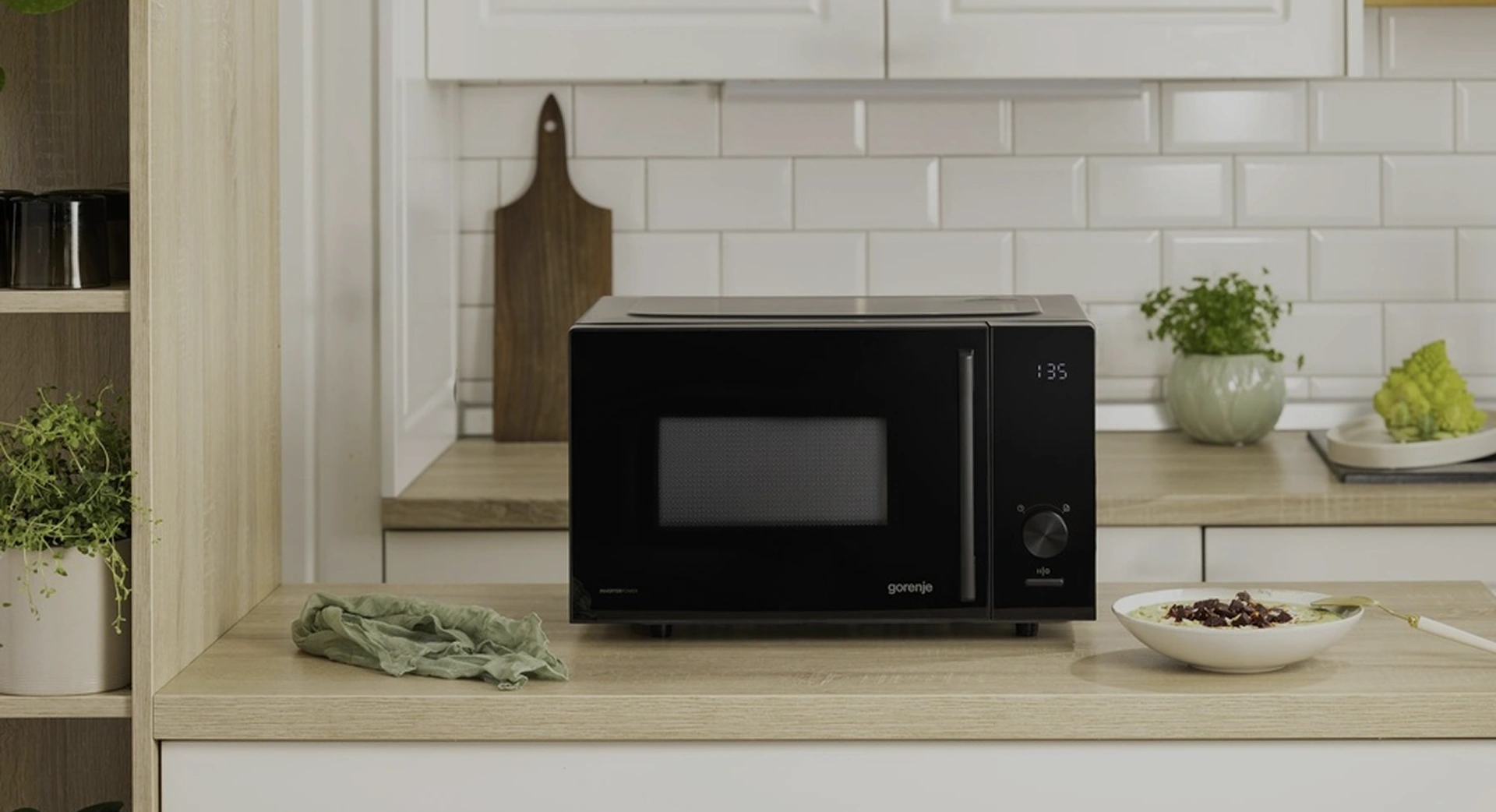 Микроволновая печь Gorenje MO23S3B5 на кухонной столешнице