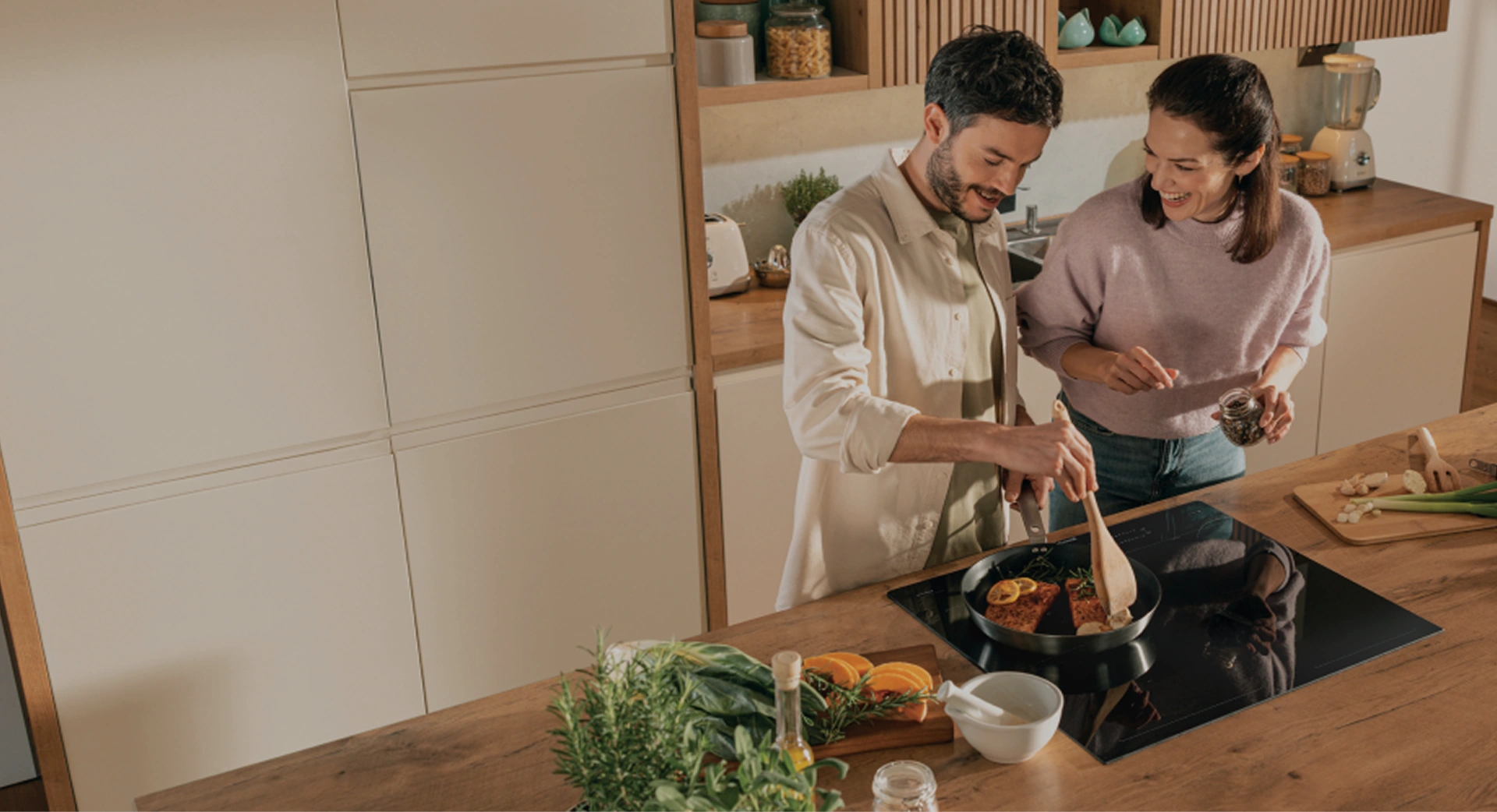 Индукционная варочная поверхность Gorenje GI6432BSCWF на кухне