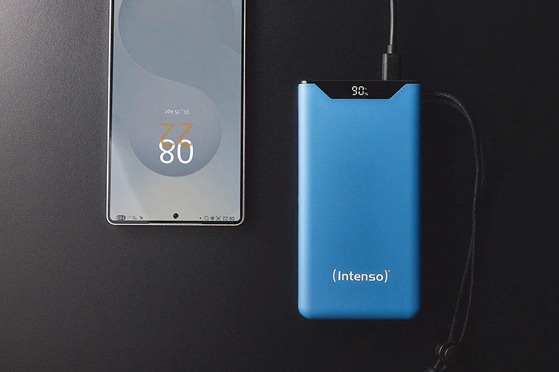 Синий повербанк Intenso F10000 заряжает смартфон