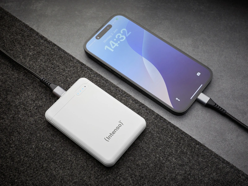 Белый повербанк Intenso XS5000 заряжает смартфон
