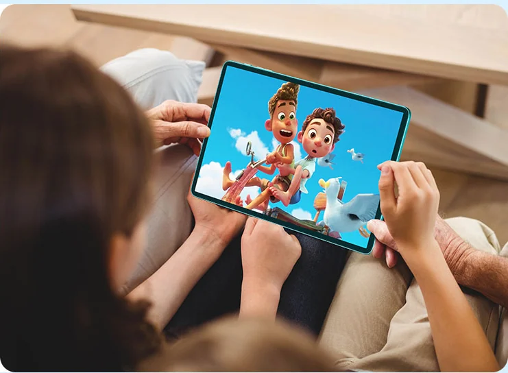 Родина дивиться мультфільм на планшеті Teclast P33