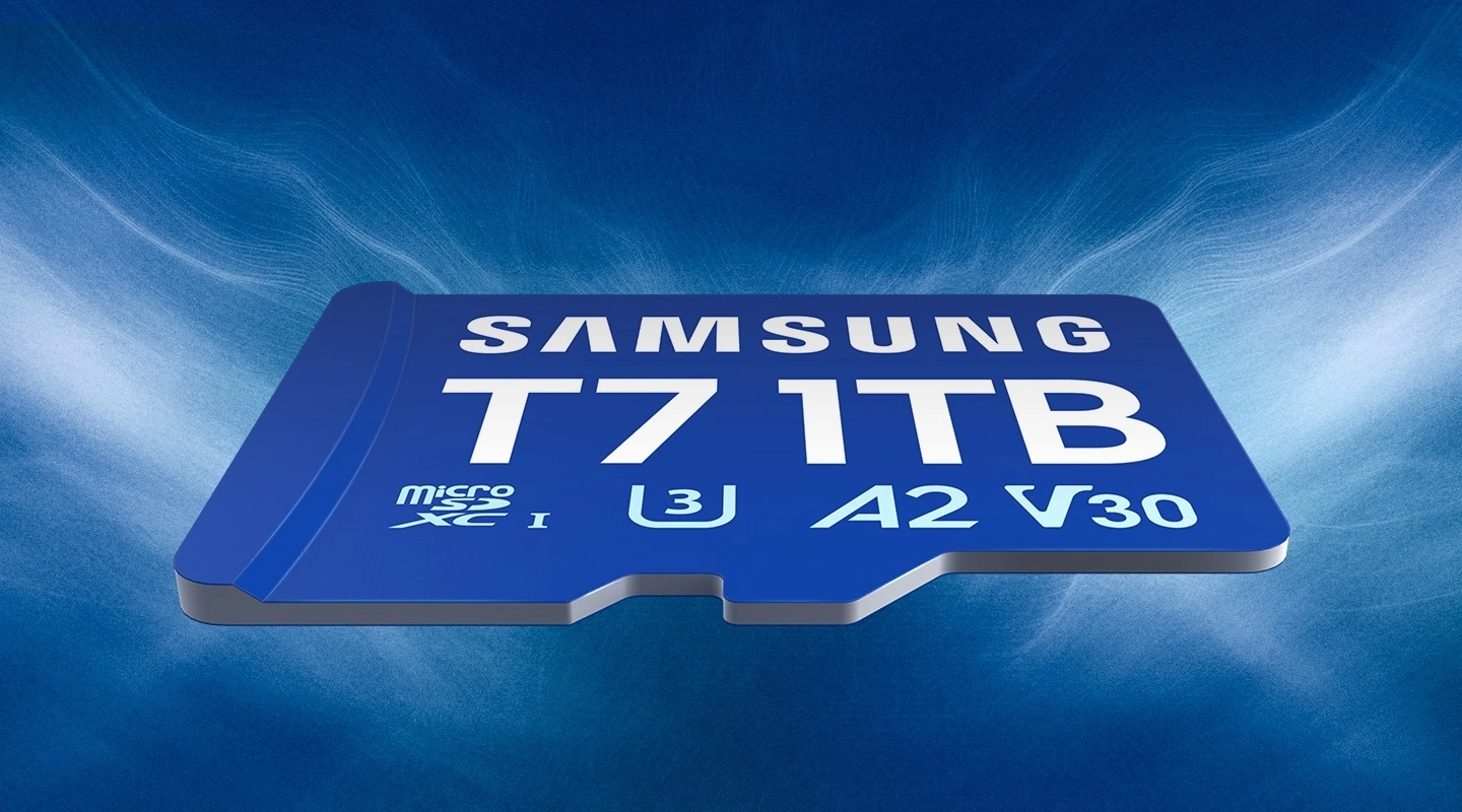 Карта памяти Samsung T7 microSD лежит на тёмном фоне
