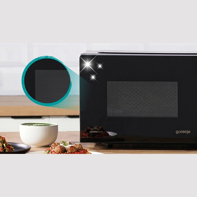 Чёрная микроволновая печь Gorenje со стеклянной дверцей на кухне