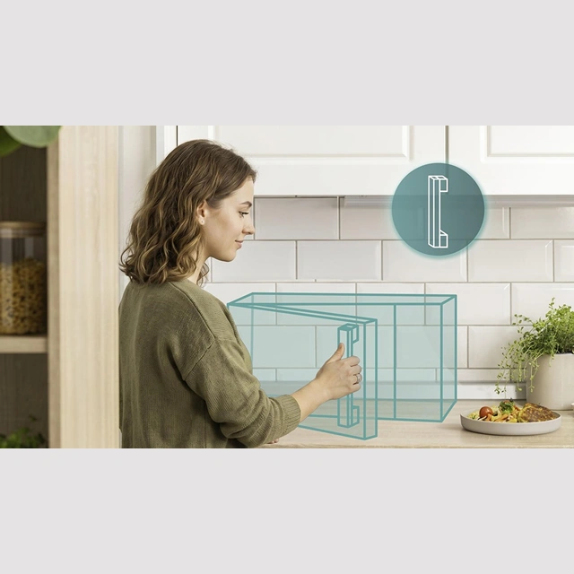 Женщина открывает дверцу микроволновой печи Gorenje за эргономичную ручку
