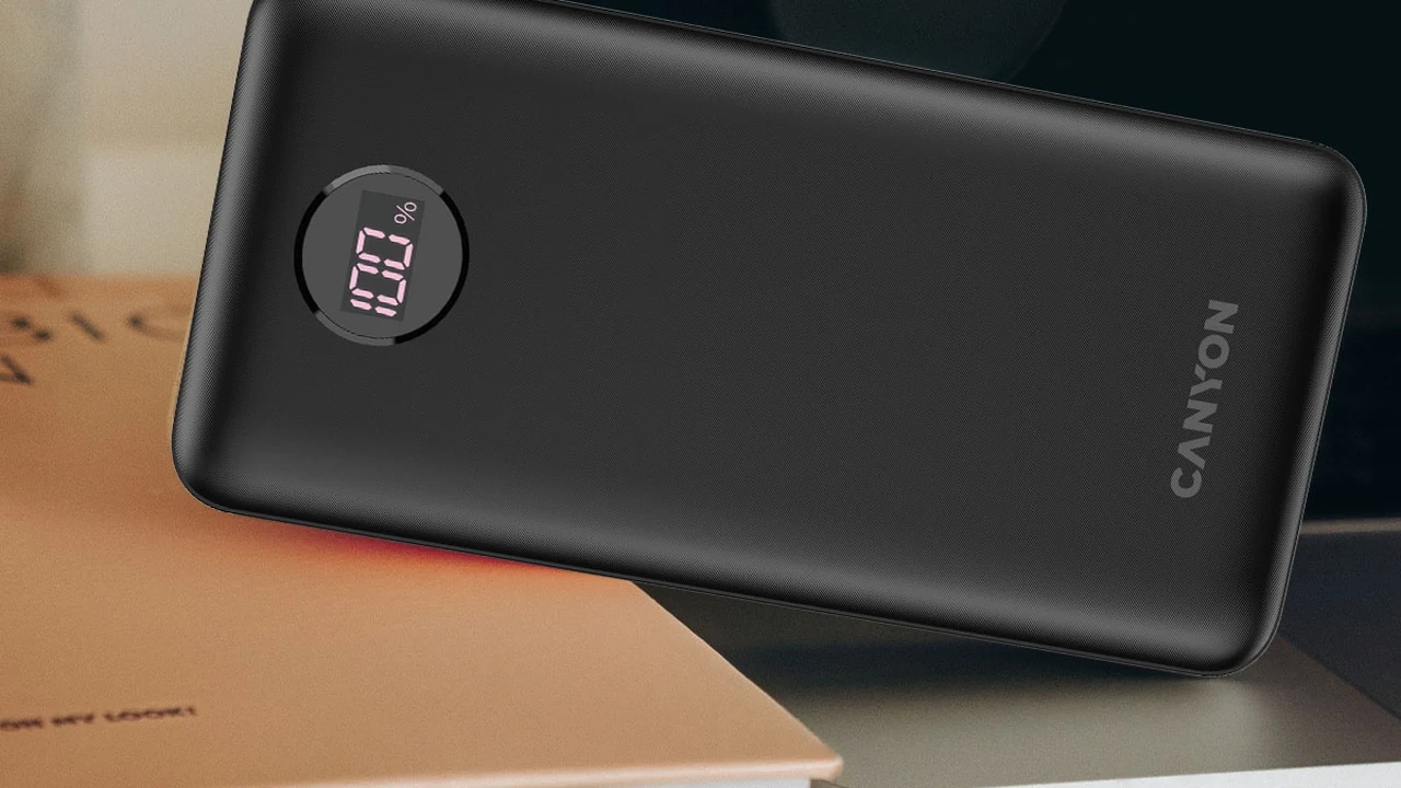 Два выхода USB-A с Quick Charge 3.0 и дисплей статуса