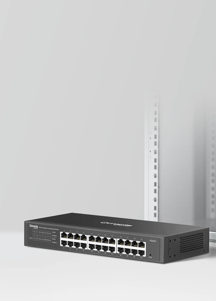 Коммутатор TP-Link Omada ES224G на полке серверной стойки